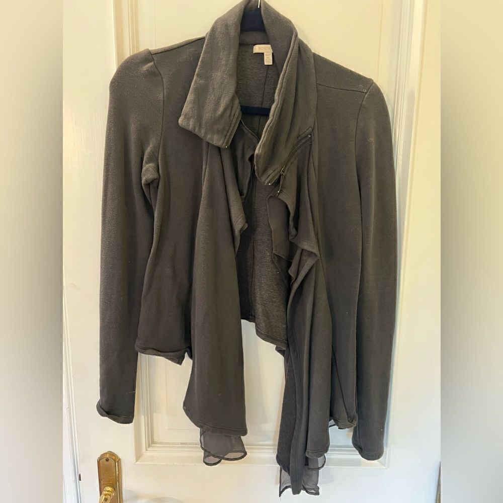 Sweater, jacket with zipper and ruffle